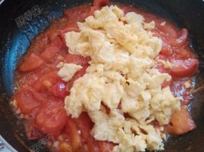 加入炒好的鸡蛋翻炒均匀