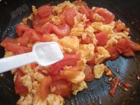 加入盐炒匀，撒葱花即可