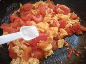 加入盐炒匀，撒葱花即可