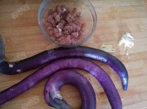 原材料：茄子，肉末