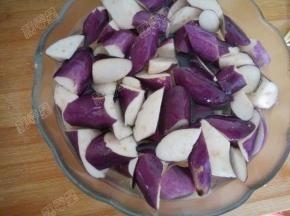 将切好的茄子放入淡盐水中浸泡十分钟左右