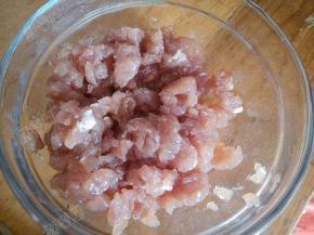 肉末加入姜丝 料酒 盐 淀粉腌制十分钟