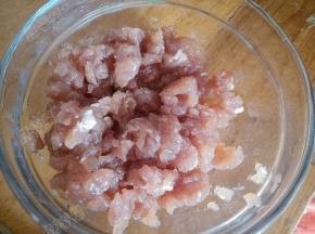 肉末加入姜丝 料酒 盐 淀粉腌制十分钟