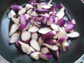 锅热油，放入茄子煸炒