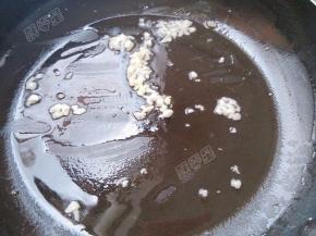 锅中留底油，姜蒜爆锅