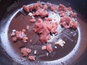 放入肉末