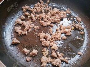 将肉末煸炒变色