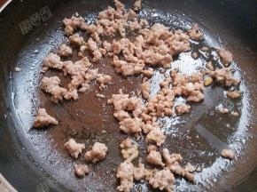 将肉末煸炒变色