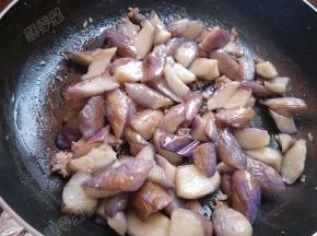 加入煸炒好的茄子煸炒均匀