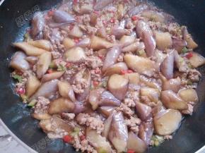 烧至茄子变得软烂入味即可