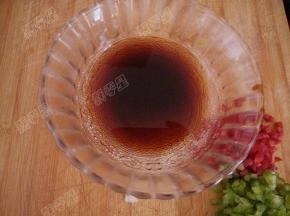 用生抽，料酒，盐，糖，水调好碗汁