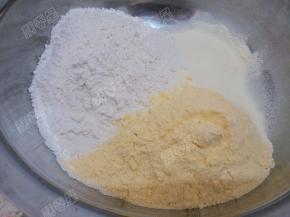 将面粉放入盆中