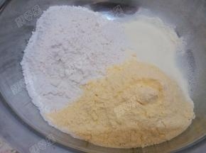 将面粉放入盆中