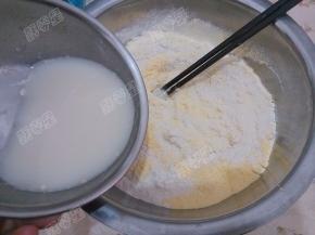 酵母水慢慢倒入面粉中