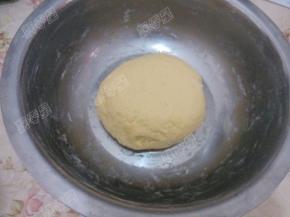然后揉成光滑的面团后静置