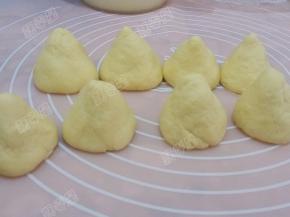 取一个剂子揉成团，用一只手的大拇指捏出凹陷，即成小窝头的形状