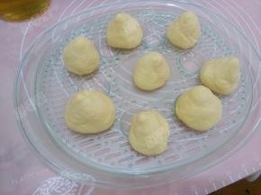 全部整形之后，放在抹过油的蒸笼上，松弛15分钟