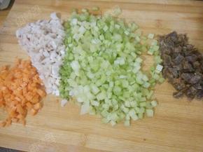 将腊肠、芹菜、香菇 、胡萝卜分别切碎