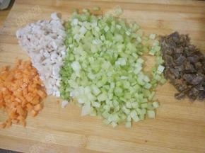 将腊肠、芹菜、香菇 、胡萝卜分别切碎