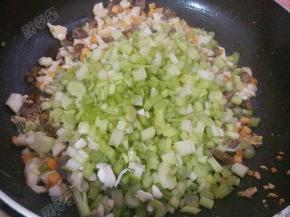 锅热油，依次放入腊肠，胡萝卜，香菇，芹菜翻炒