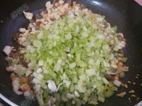 锅热油，依次放入腊肠，胡萝卜，香菇，芹菜翻炒