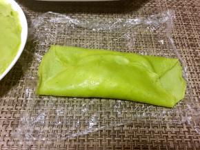 将面片两面先对折，之后再对折另外两面，包成方形即可，折叠部分朝下放入容器内