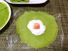 在面片中间放入适量的淡奶油跟水果块，本来准备放芒果的，结果发现芒果坏了，就用了甜桃