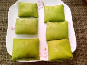 全部包好后，盖保鲜膜，冰箱冷藏半个小时再食用