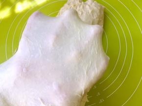 大约揉个10分钟，黄油与面团充分融合，就可以撑出手套膜啦