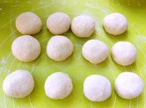 将面团按压排气，之后分成12等份，可以撒点手粉，防止面团粘手