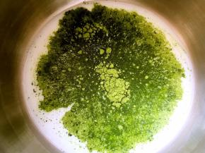 先做抹茶酱，我用的青岚抹茶粉，85克牛奶加5克抹茶搅拌均匀