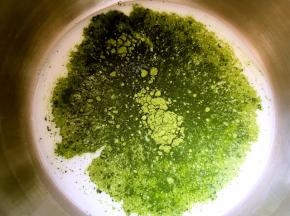 先做抹茶酱，我用的青岚抹茶粉，85克牛奶加5克抹茶搅拌均匀