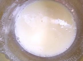 小火加热6分钟左右，牛奶液变的浓稠即可，记得边加热边搅拌，加入白巧克力搅拌均匀，至巧克力融化，与牛奶充分融合
