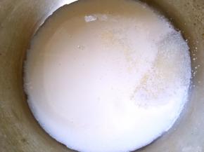 最后做基础冰激凌液，300克牛奶加60克淡奶油跟60克砂糖，1克盐搅拌均匀，小火加热至微开