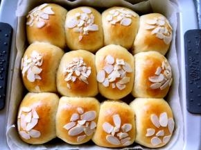 烤箱预热170度烤16分钟，表面上色即可