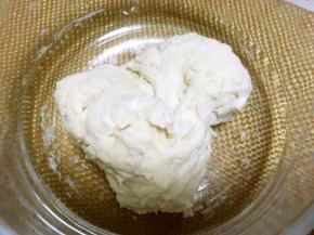 加水活成没有干粉的面团，放冰箱冷藏发酵12个小时以上