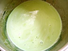 冰箱取出抹茶酱，将热巧克力酱倒入抹茶酱内，搅拌均匀