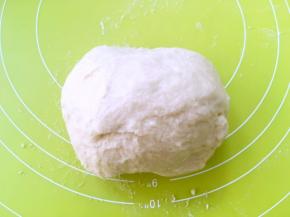 加入牛奶活成面团，揉至光滑状态，放置一旁松弛20分钟