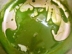 小火加热，边加热边搅拌，至抹茶酱浓稠，冰箱冷藏备用