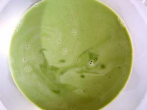 将基础液体倒入抹茶液内搅拌均匀，并过筛一变