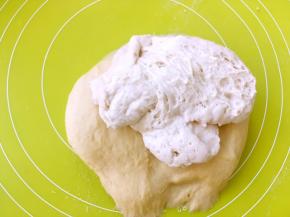 松弛好的面团加酵头一起，一直向前推揉，揉出手套膜，有面包机可以直接用面包机操作