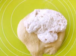 松弛好的面团加酵头一起，一直向前推揉，揉出手套膜，有面包机可以直接用面包机操作