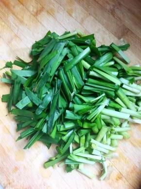 韭菜去黄叶洗净切成5厘米长的段
