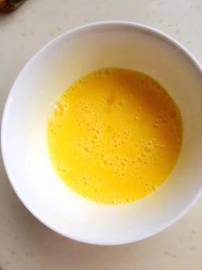 鸡蛋在碗中打散，加少量水搅匀