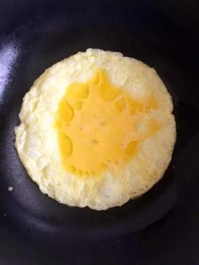 锅中倒入油烧热后倒入蛋液炒熟