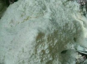 加入糯米粉，再加上适量清水搅拌成团