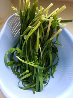 韭菜去黄叶洗净，放入筐中控干水分