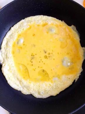 锅中倒入花生油烧热后倒入打散的蛋液炒熟