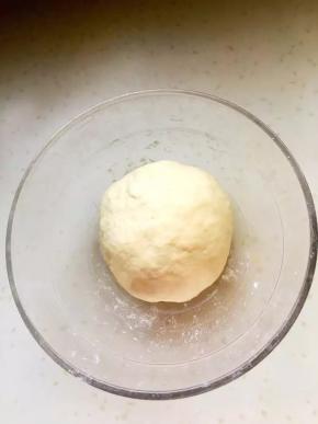 面粉加水和成光滑的面团，盖保鲜膜醒半小时
