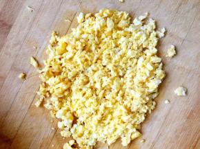 将鸡蛋放在案板上切碎